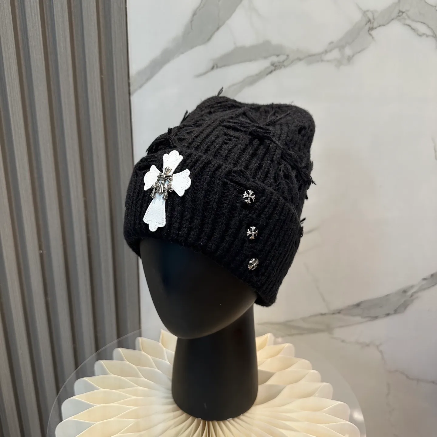P70 🤍Chrome hearts new autumn and winter cross knitted hat🧶 One of the must-have hats in autumn and winter~ It really looks good on whoever wears it~, it is also a perfect match in black and white and gray in autumn~
